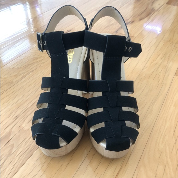 NWOT beige heel sandals with black straps - Picture 2 of 5